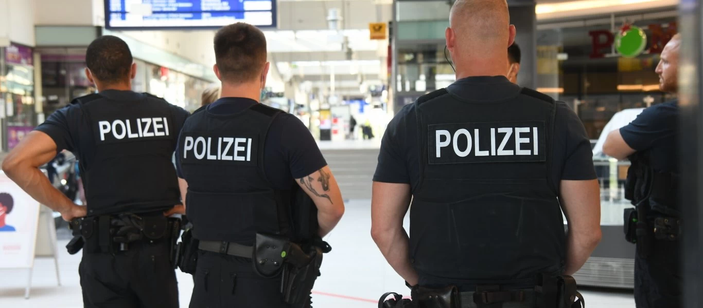 Δεκάδες χιλιάδες Γερμανοί σε μαζική διαδήλωση κατά των μέτρων για υποτιθέμενη προστασία από τον κορωνοιό!